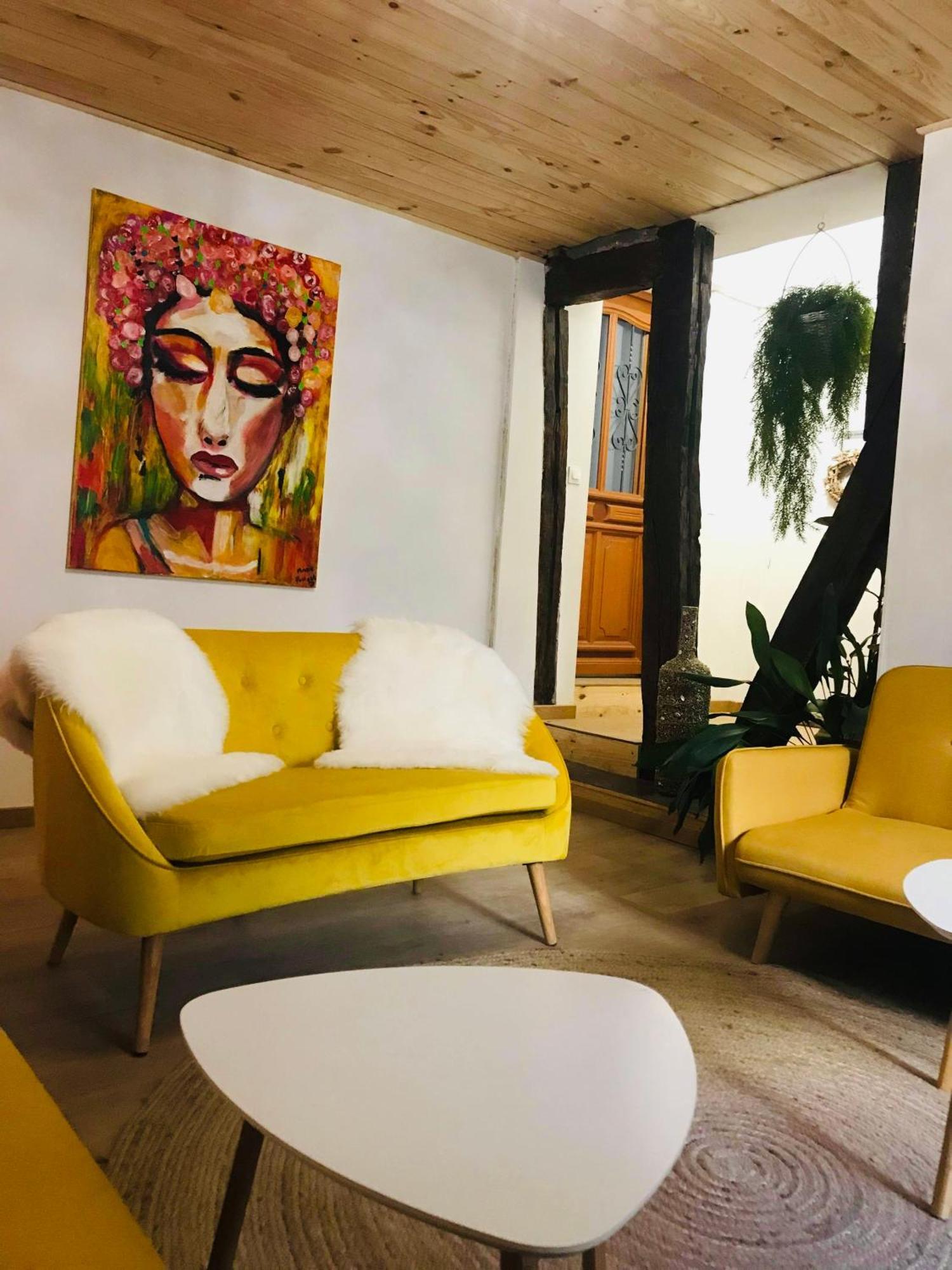 Labyrinthe Sur La Place D, Hotes , Calme ,netflix Apartment *